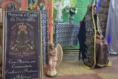 Maria Aparecida da Silva Santos se veste de Nossa Senhora Aparecida há 13 anos  -  (crédito: Jair Amaral/EM/D.A Press)