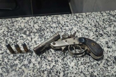 O homem também agrediu um sobrinho, de 27 anos, e foi autuado por posse ilegal de arma de fogo

 -  (crédito: Reprodução/PMMG )