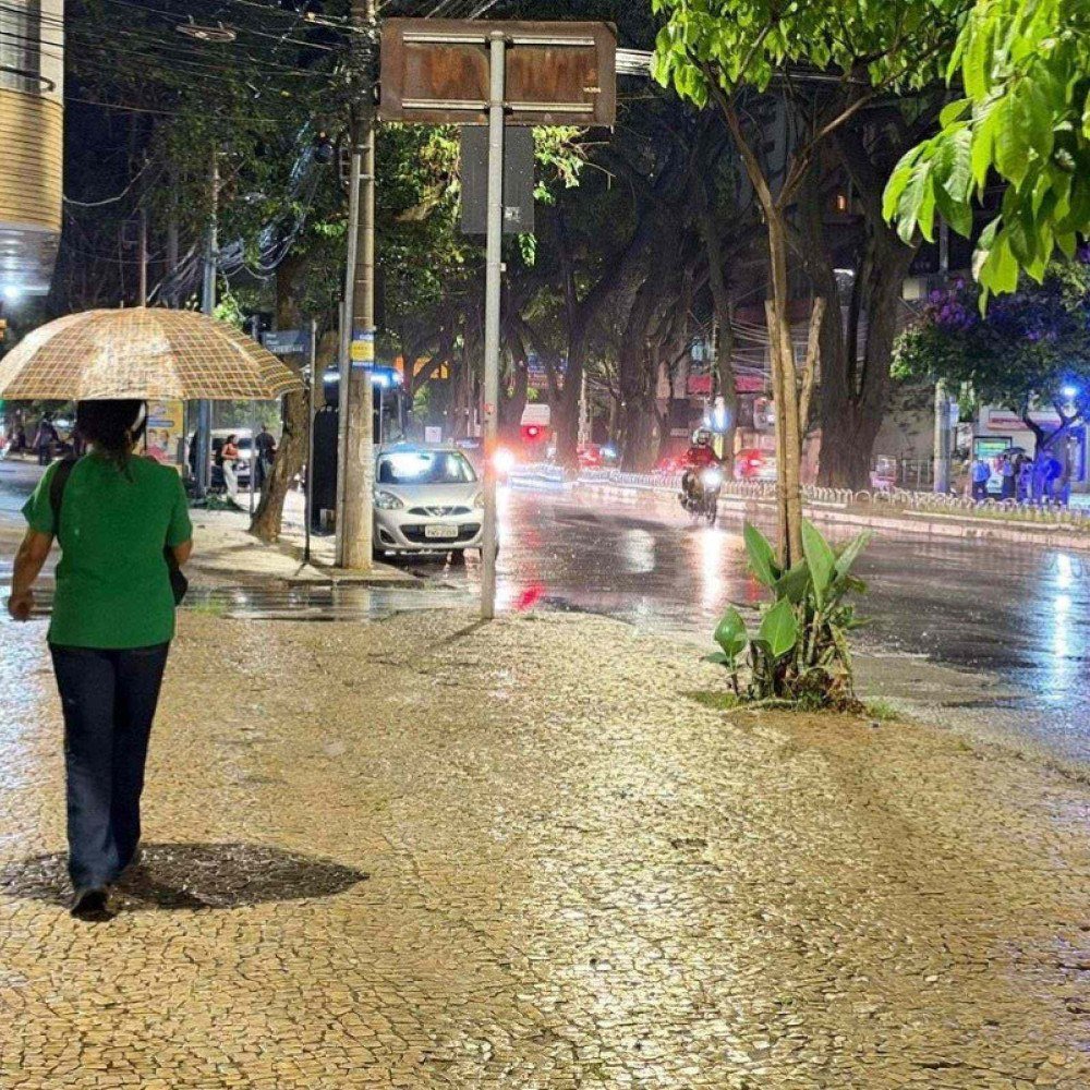 Chuva chega a BH e deve derrubar as temperaturas a partir de quarta