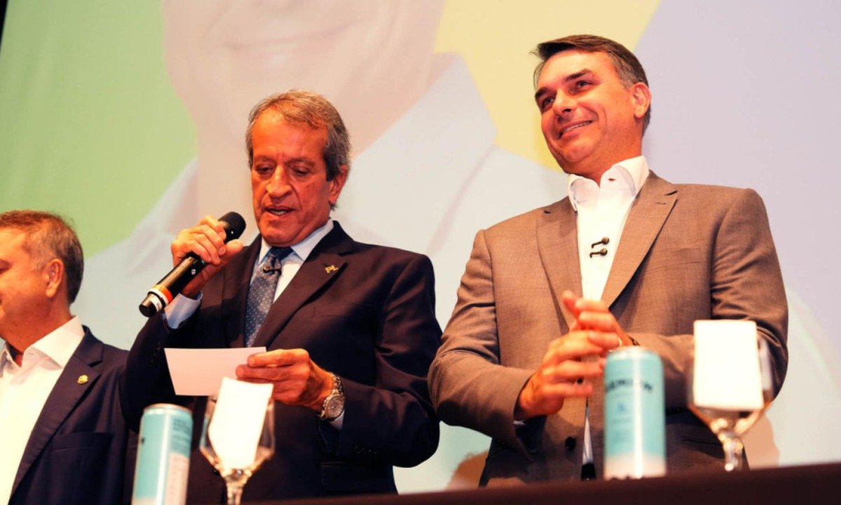 O que pesou na decisão de Flávio Bolsonaro de apoiar a PEC da 6×1 - (crédito: Foto: Charles Vieira/Divulgação Campanha Flávio Bolsonaro)