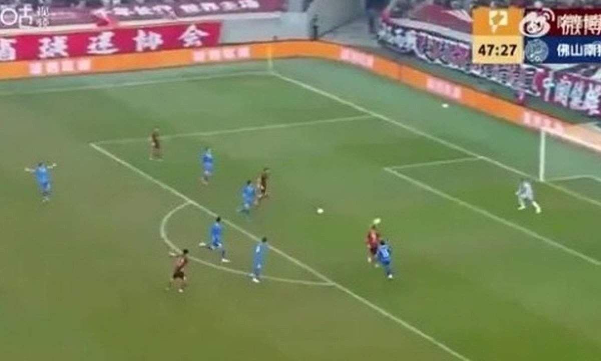 Vídeo: duas bolas entram no gol quase ao mesmo tempo, e árbitro surpreende com decisão - (crédito: No Ataque Internacional)