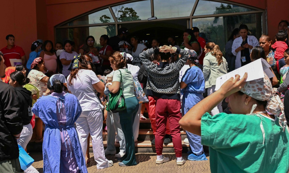 População e profissionais de saúde se mobilizam nas áreas atingidas pelo terremoto que deixou feridos no Panamá - (crédito: MARTIN BERNETTI / AFP)