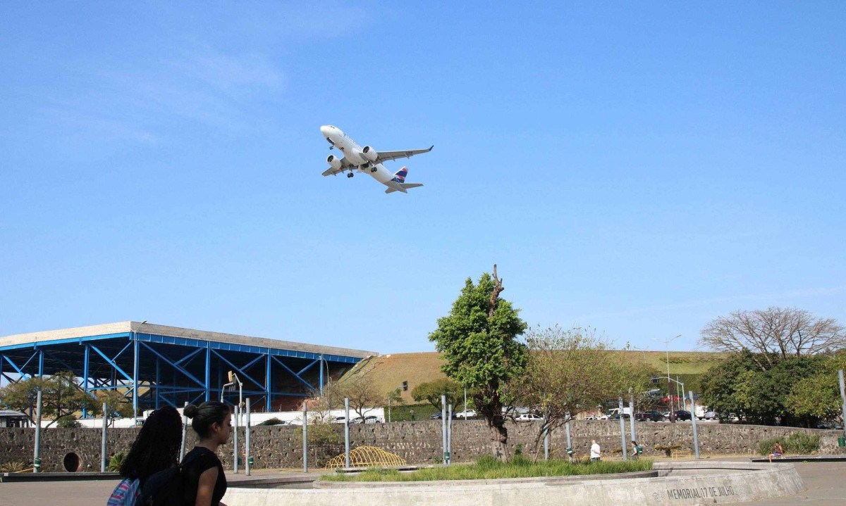 No Aeroporto de Congonhas, o Emas fica sobre uma estrutura metálica, à esquerda: equipamento foi inaugurado em 2022
- (crédito: Rovena Rosa/Agência Brasil)
