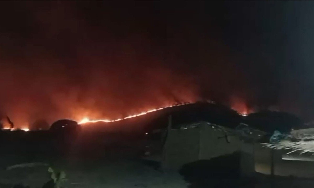 O incêndio permanece ativo, com uma extensa linha de fogo avançando em diferentes direções - (crédito: CBMMG)
