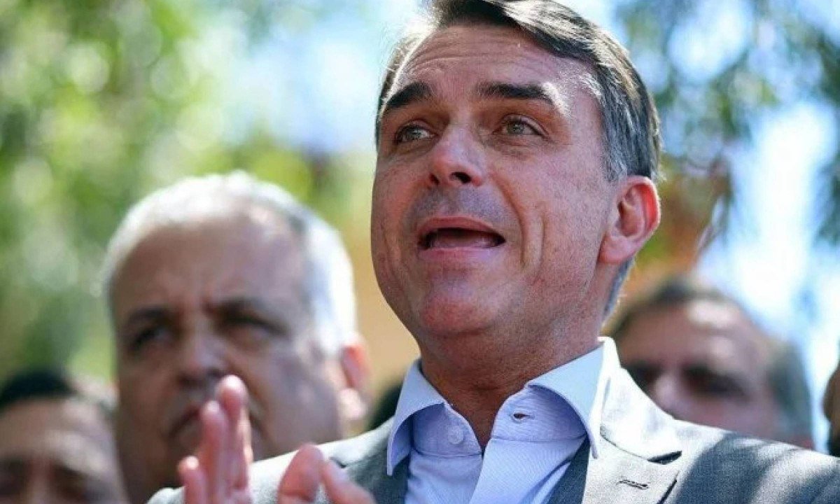Flávio Bolsonaro informou ao TSE a existência do canal "Tropa do Flávio", no WhatsApp, após decisão sobre o espaço dedicado à campanha de Lula - (crédito: Evaristo SA / AFP via Getty Images)