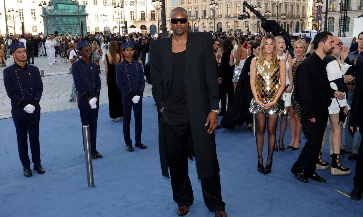 Serge Ibaka na Semana de Moda de Paris, no ano passado; neste ano, ele foi ao evento com Shakira - (crédito: Geoffroy VAN DER HASSELT / AFP)