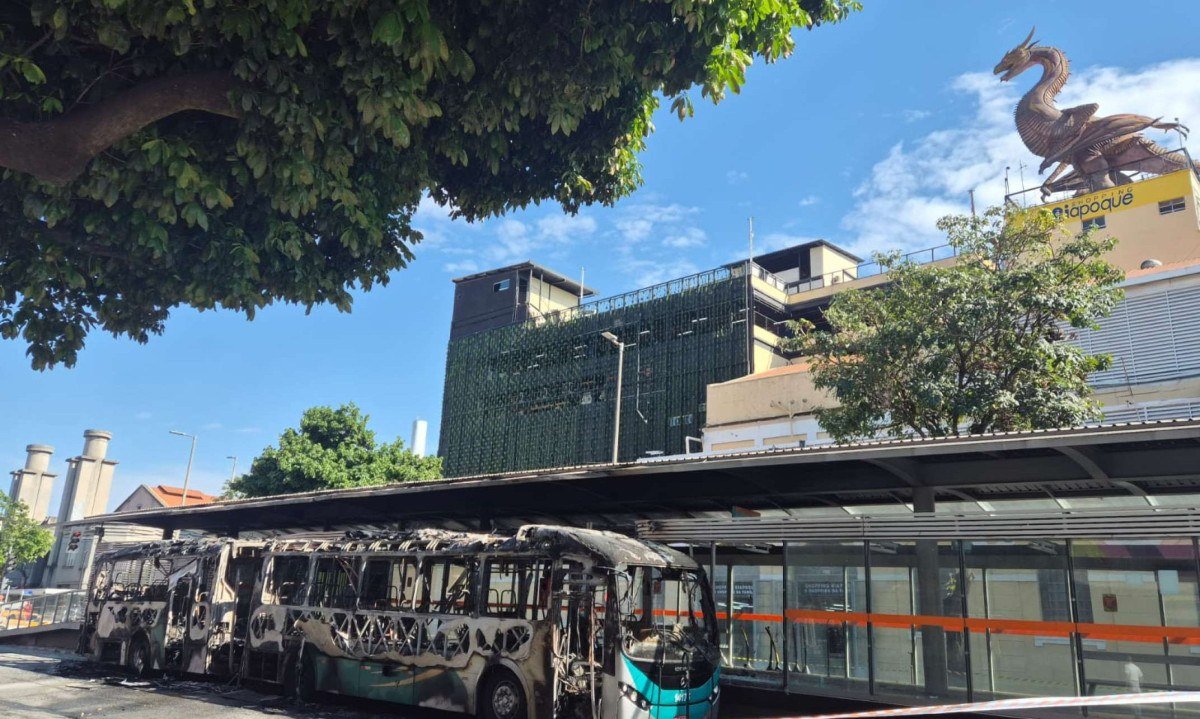 Ônibus do Move pegou em fogo em Belo Horizonte na manhã desta terça-feira (13/10) - (crédito: Jair Amaral/EM/D.A. Press)