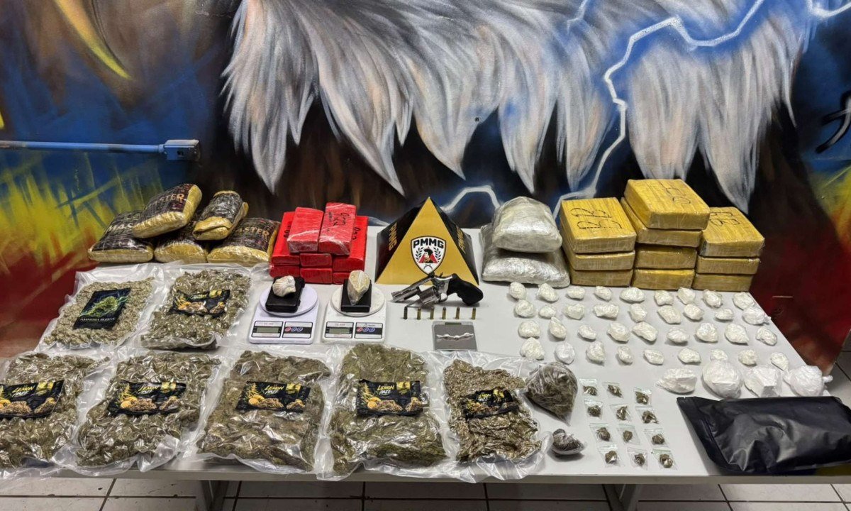 Mulher é presa e adolescente é apreendida por tráfico de drogas no Vale do Rio Doce - (crédito: Divulgação/PMMG)