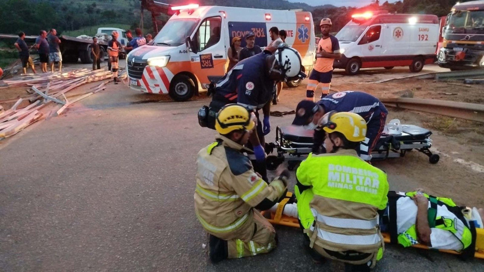 Equipes de resgate da Nova 381, Samu e do Corpo de Bombeiros atendem v&iacute;timas de grave acidente na BR-381 -  (crédito: Reprodu&ccedil;&atilde;o/CBMMG)