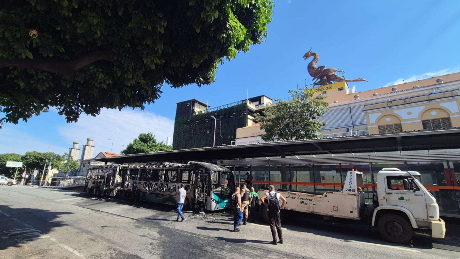 Reboque chegou no local para retirar a carca&ccedil;a do &ocirc;nibus