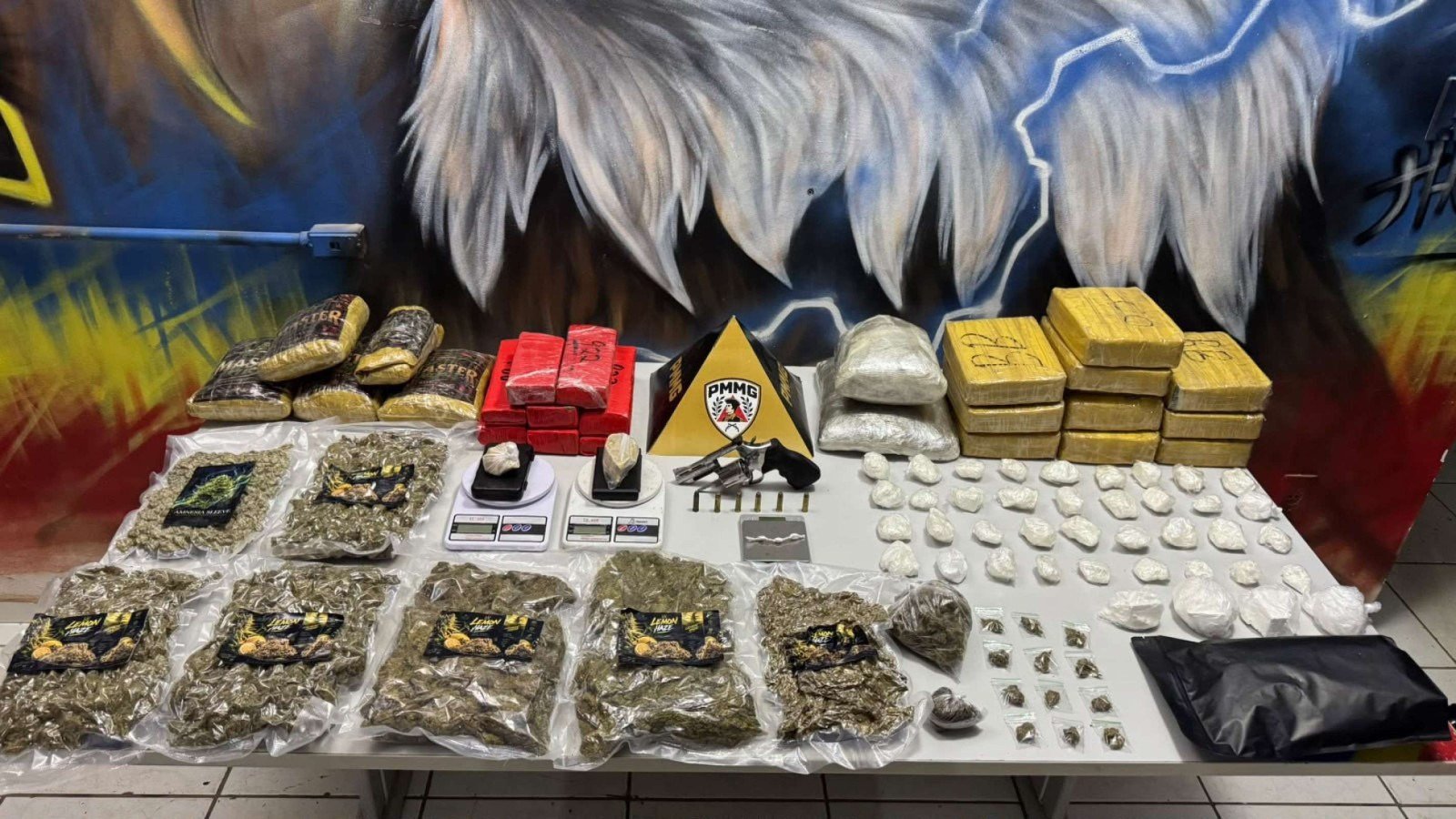 Mulher e adolescente são detidas com droga e R$ 200 mil em cheques