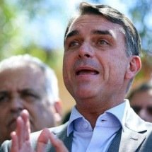 Campanha registra canal de WhatsApp "Tropa do Flávio" no TSE -  Evaristo SA / AFP via Getty Images