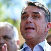 Flávio Bolsonaro promete revogar mil normas para destravar negócios