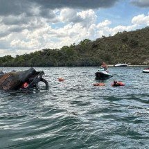 Embarcação com cerca de 20 pessoas a bordo naufraga no interior de Minas
