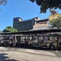 Imagens mostram como ficou ônibus que pegou fogo na Estação Oiapoque - Jair Amaral/EM/D.A.Press