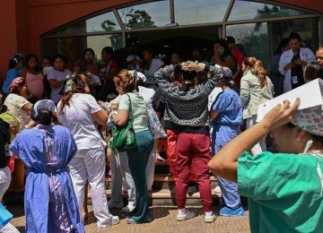 Popula&ccedil;&atilde;o e profissionais de sa&uacute;de se mobilizam nas &aacute;reas atingidas pelo terremoto que deixou feridos no Panam&aacute; -  (crédito: MARTIN BERNETTI / AFP)