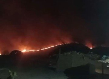 O incêndio permanece ativo, com uma extensa linha de fogo avançando em diferentes direções -  (crédito: CBMMG)