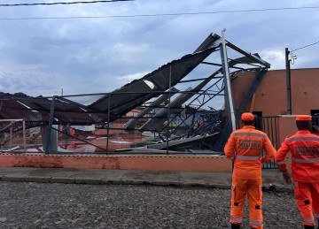Corpo de Bombeiros precisou interditar quatro casas. Nove pessoas ficaram desalojadas, mas não houve feridos -  (crédito: CBMMG/Divulgação)