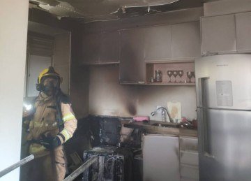 O filho da moradora foi retirado do apartamento desacordado -  (crédito: Reprodução/CBMMG)