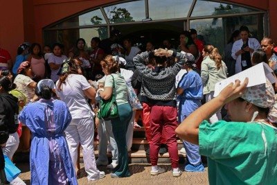 Popula&ccedil;&atilde;o e profissionais de sa&uacute;de se mobilizam nas &aacute;reas atingidas pelo terremoto que deixou feridos no Panam&aacute; -  (crédito: MARTIN BERNETTI / AFP)