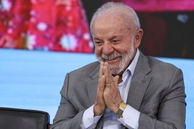 Presidente Lula durante a assinatura de projetos do pacote de medidas para MEIs e empresas do Simples Nacional -  (crédito: Platobr Politica)