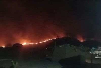 O incêndio permanece ativo, com uma extensa linha de fogo avançando em diferentes direções -  (crédito: CBMMG)