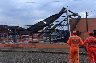 Corpo de Bombeiros precisou interditar quatro casas. Nove pessoas ficaram desalojadas, mas não houve feridos -  (crédito: CBMMG/Divulgação)