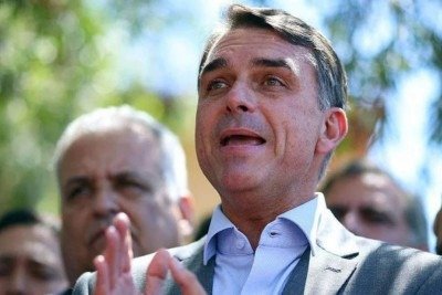 Flávio Bolsonaro informou ao TSE a existência do canal 'Tropa do Flávio', no WhatsApp, após decisão sobre o espaço dedicado à campanha de Lula  -  (crédito:  Evaristo SA / AFP via Getty Images)