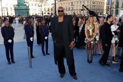 Serge Ibaka na Semana de Moda de Paris, no ano passado; neste ano, ele foi ao evento com Shakira -  (crédito: Geoffroy VAN DER HASSELT / AFP)