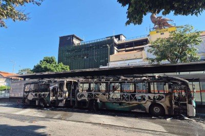 Chamas gigantes tomam ônibus e atingem estação do Move na capital mineira -  (crédito: Jair Amaral/EM/D.A.Press)