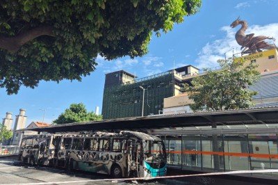 Ônibus do Move pegou em fogo em Belo Horizonte na manhã desta terça-feira (13/10) -  (crédito: Jair Amaral/EM/D.A. Press)