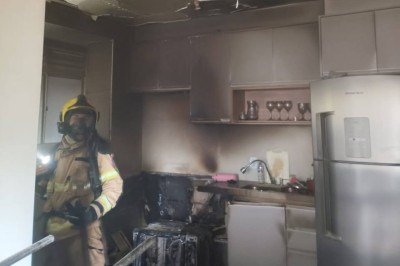 O filho da moradora foi retirado do apartamento desacordado -  (crédito: Reprodução/CBMMG)