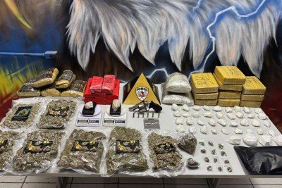 Mulher é presa e adolescente é apreendida por tráfico de drogas no Vale do Rio Doce -  (crédito: Divulgação/PMMG)