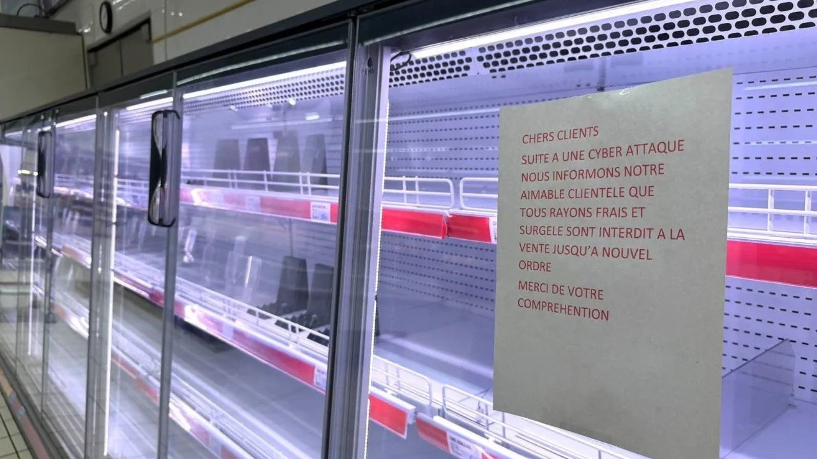 Supermercado na Fran&ccedil;a com g&ocirc;ndolas vazias e aviso sobre interdi&ccedil;&atilde;o de produtos frescos e congelados ap&oacute;s ataque cibern&eacute;tico -  (crédito: Redes sociais)