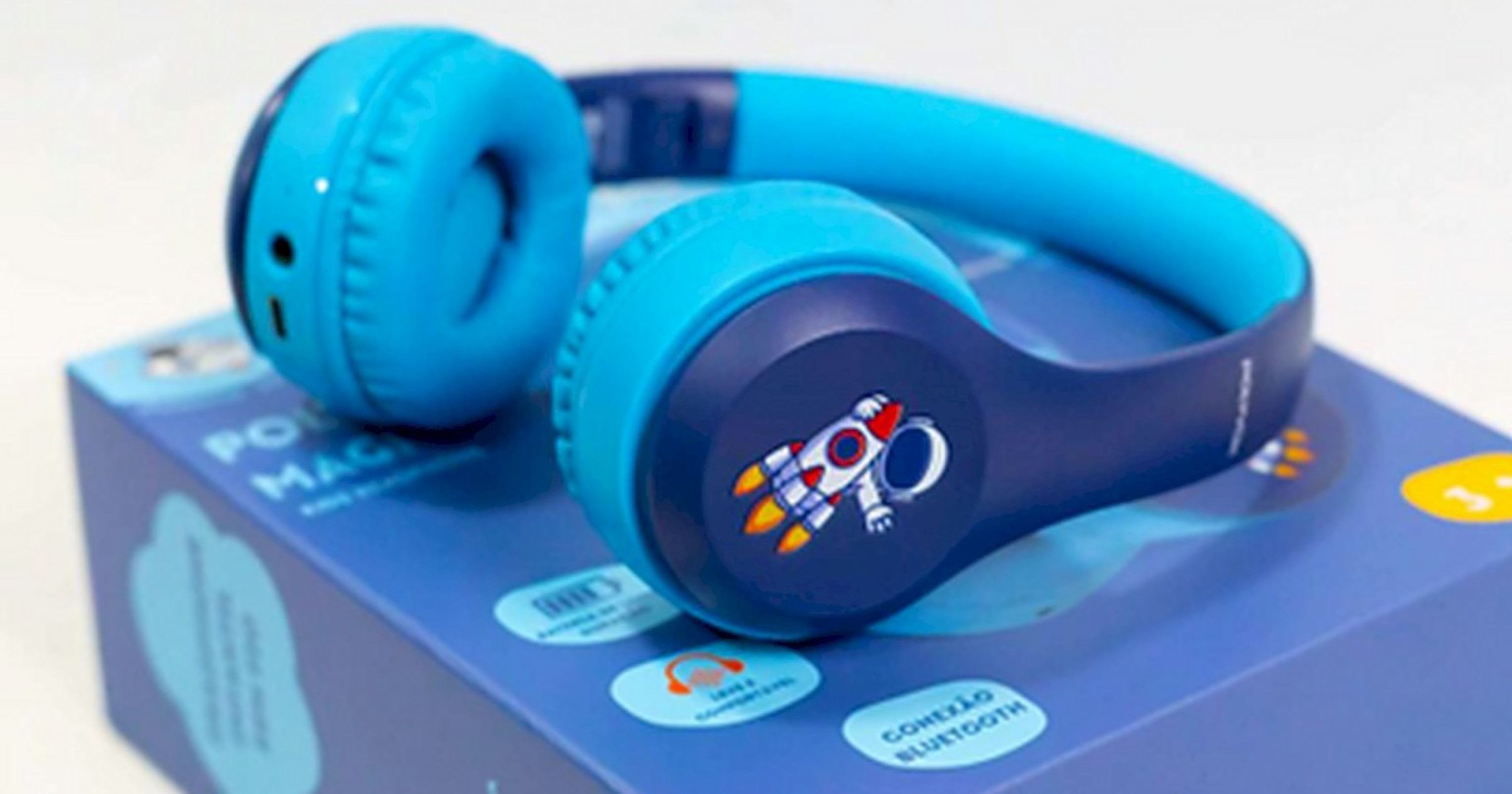 Polyvox mira público infantil com limite de volume nos fones