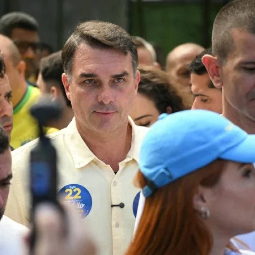 Flávio Bolsonaro quer reduzir maioridade penal na PEC da Segurança