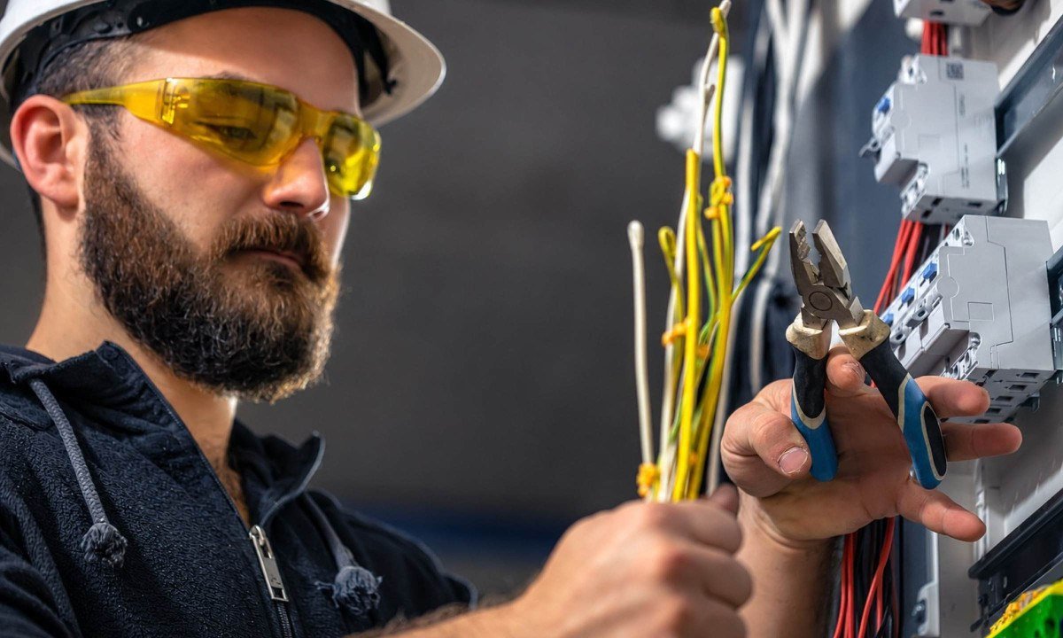 Empresa organiza diversas ações no mês do eletricista - (crédito: DINO)