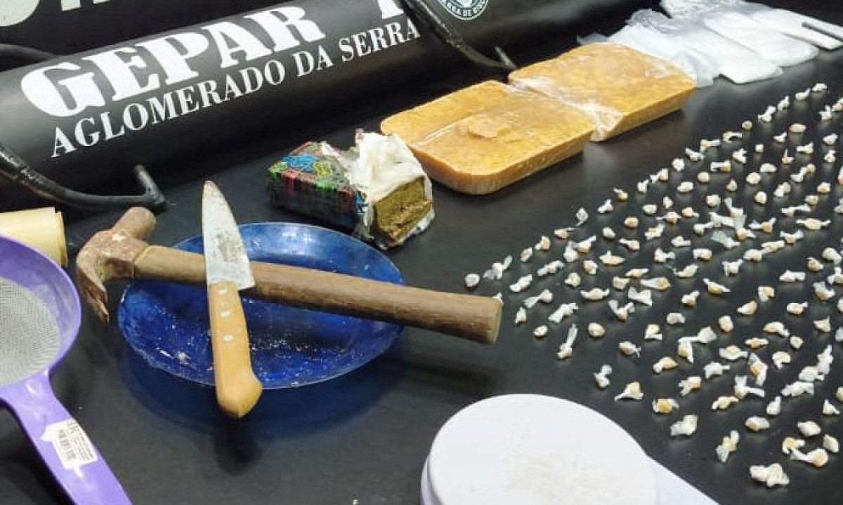 Equipamentos e entorpecentes apreendidos pelo Gepar no Aglomerado da Serra durante operação contra o tráfico de drogas - (crédito: Polícia Militar/divulgação)