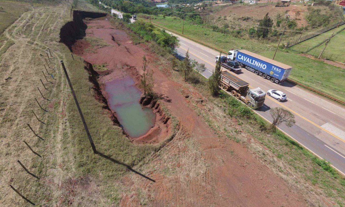 Às margens da BR-040, pilhagem de minério deixou cava que se enche de água, provoca erosão e ameaça a integridade da rodovia na saída para o Rio de Janeiro
- (crédito: Mateus Parreiras/EM/D.A Press)