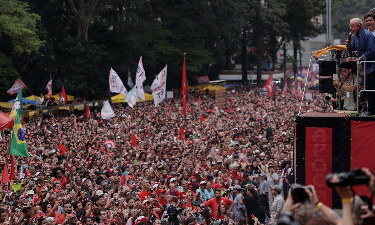 Campanha de Flávio Bolsonaro planeja um novo ato na avenida Paulista em 18 de outubro - (crédito: ANTONIO LACERDA/EPA/Shutterstock)