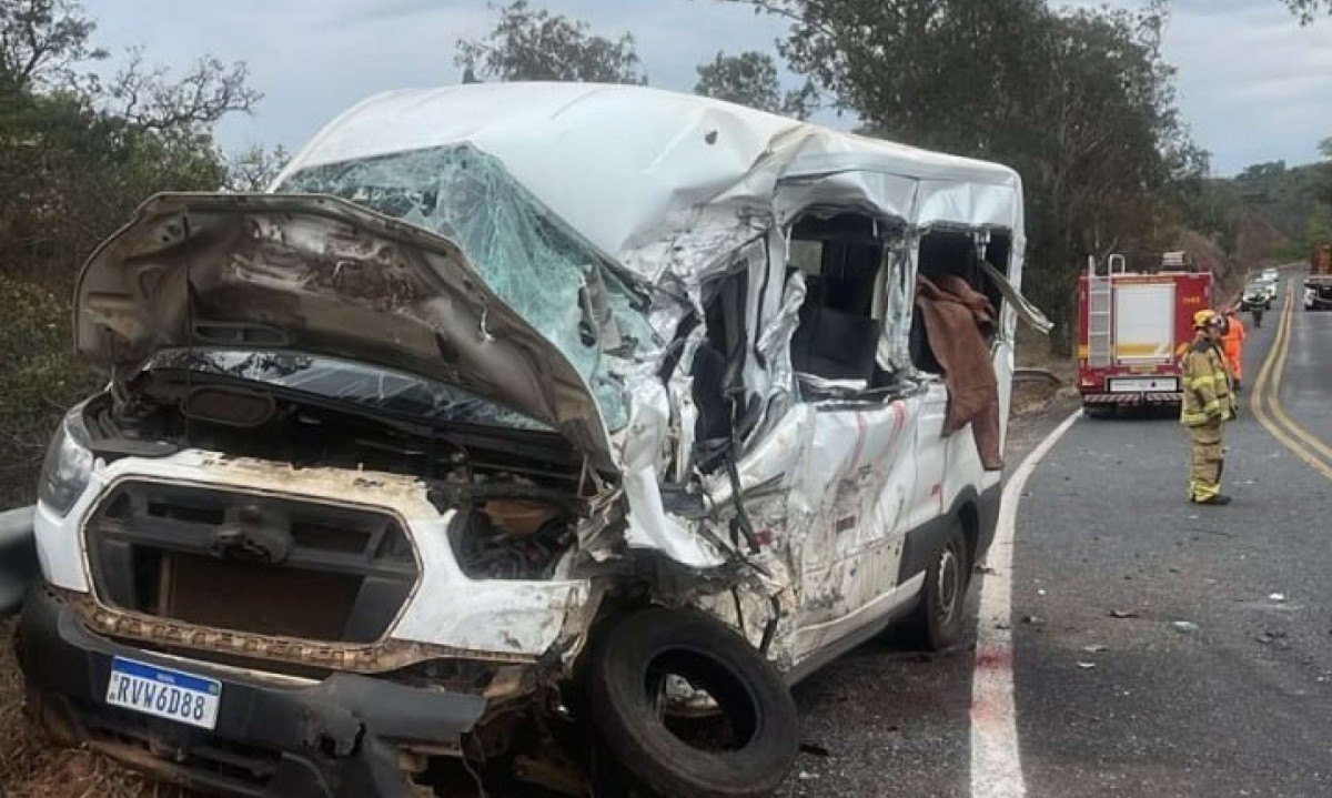 Vítimas estavam em van e eram transportadas para fazer tratamento de saúde em Diamantina - (crédito: CBMMG)
