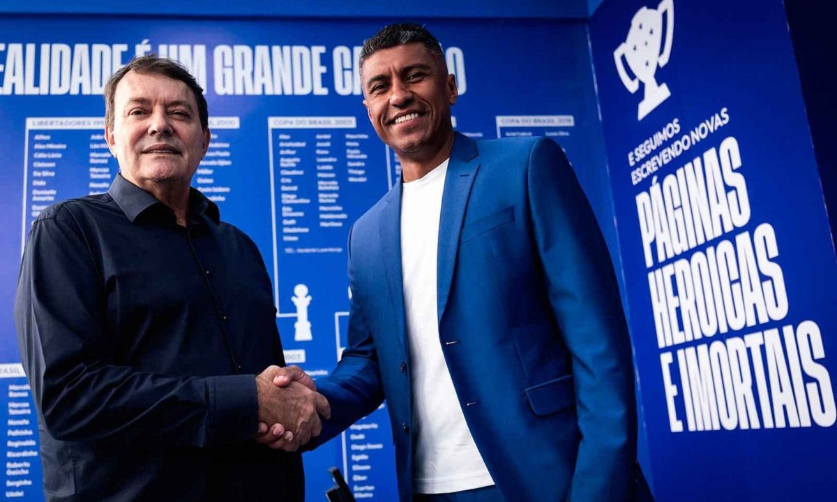 O acionista majoritário da SAF celeste, Pedro Lourenço, recebe o novo diretor-executivo de futebol do clube, o ex-jogador Paulinho -  (crédito: GUSTAVO ALEIXO/CRUZEIRO)