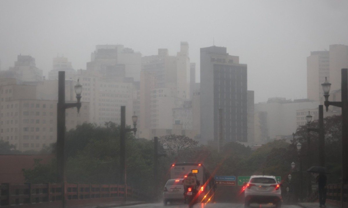 Alerta da Defesa Civil indica pancadas de chuva com raios e rajadas de vento até as 8h desta quinta (15/10) - (crédito: Marcos Vieira /EM/DA. Press)
