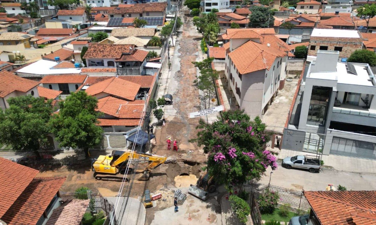 Temporal que atingiu a capital mineira entre a noite de terça-feira (13/10) e a manhã desta quarta-feira (14/10) provou diversos problemas pela cidade, um deles foi na Rua José Moreira, no Tirol, na Região do Barreiro - (crédito: Leandro Couri/EM/D.A. Press)
