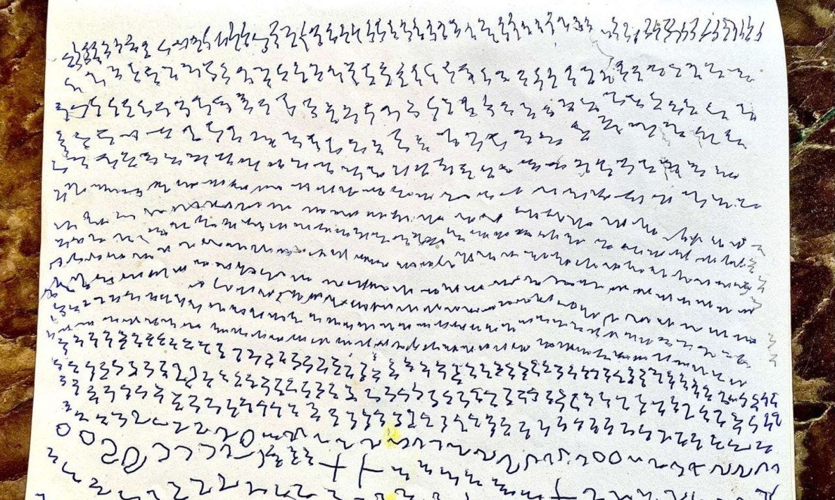 Manuscrito de Lorival, xamã yanomami que escreveu uma carta a um amigo durante visita do artista Tuscha à comunidade Watoriki, em 1989 -  (crédito: Divulgação)