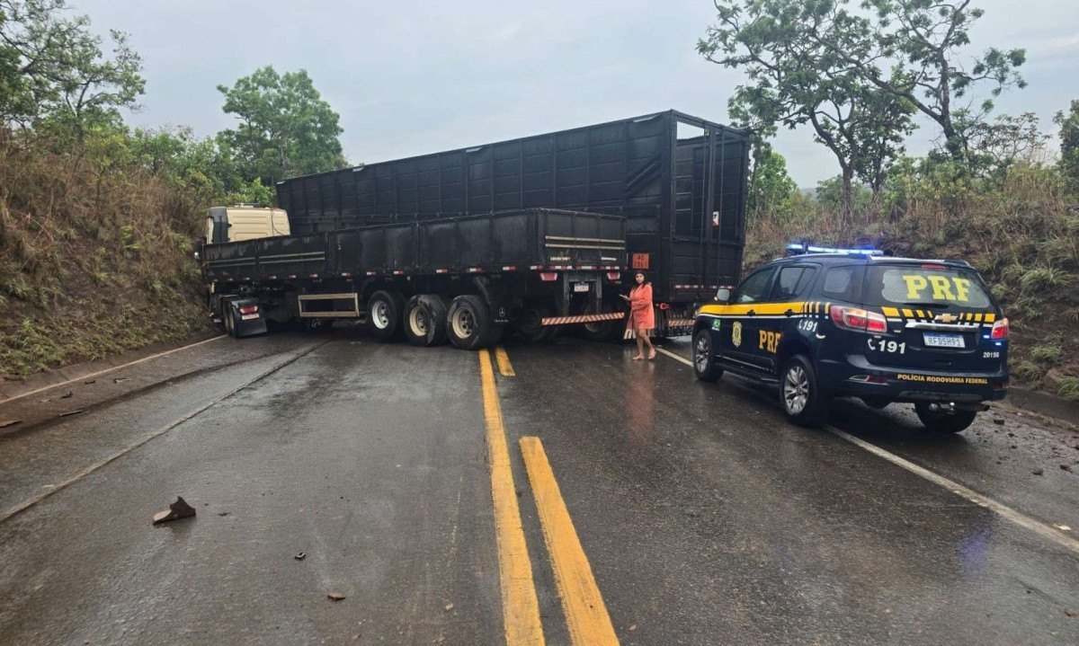 BR-040 é liberada pela PRF após acidente envolvendo carreta na manhã desta quarta-feira (14) - (crédito: Reprodução/PRF)