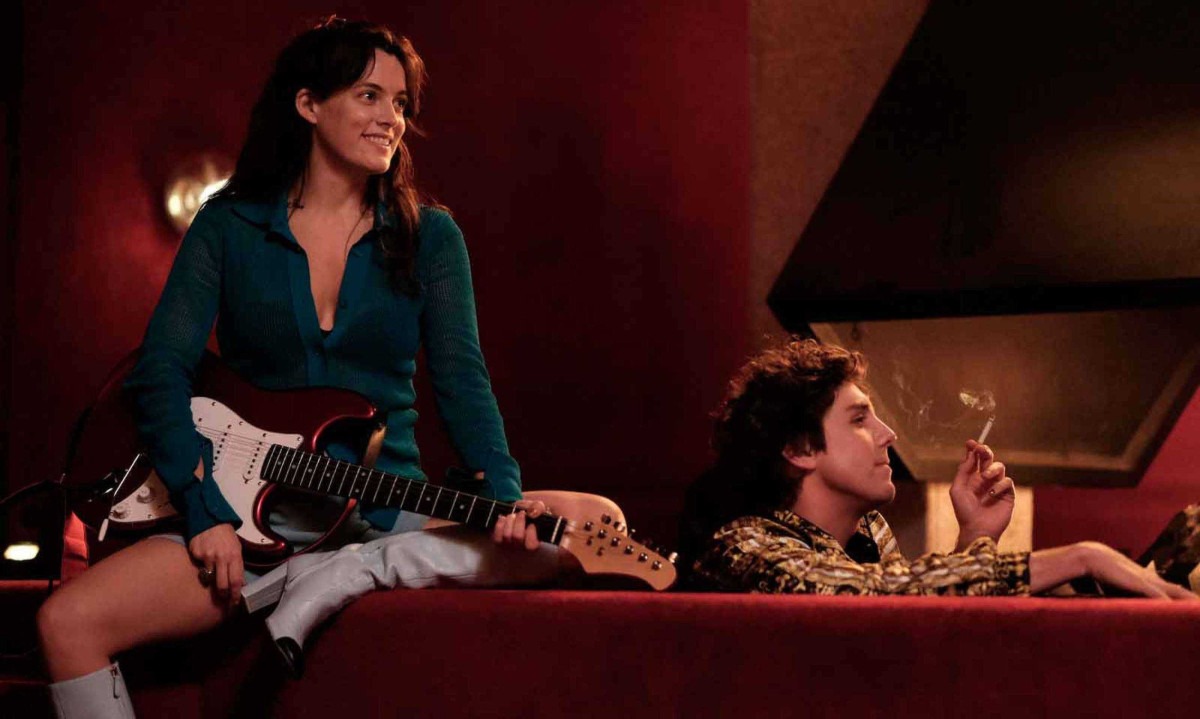 Riley Keough e Lukas Gage interpretam irmãos na família cuja mãe morreu e o pai está cego - (crédito: Felix Dickinson/Divulgação)