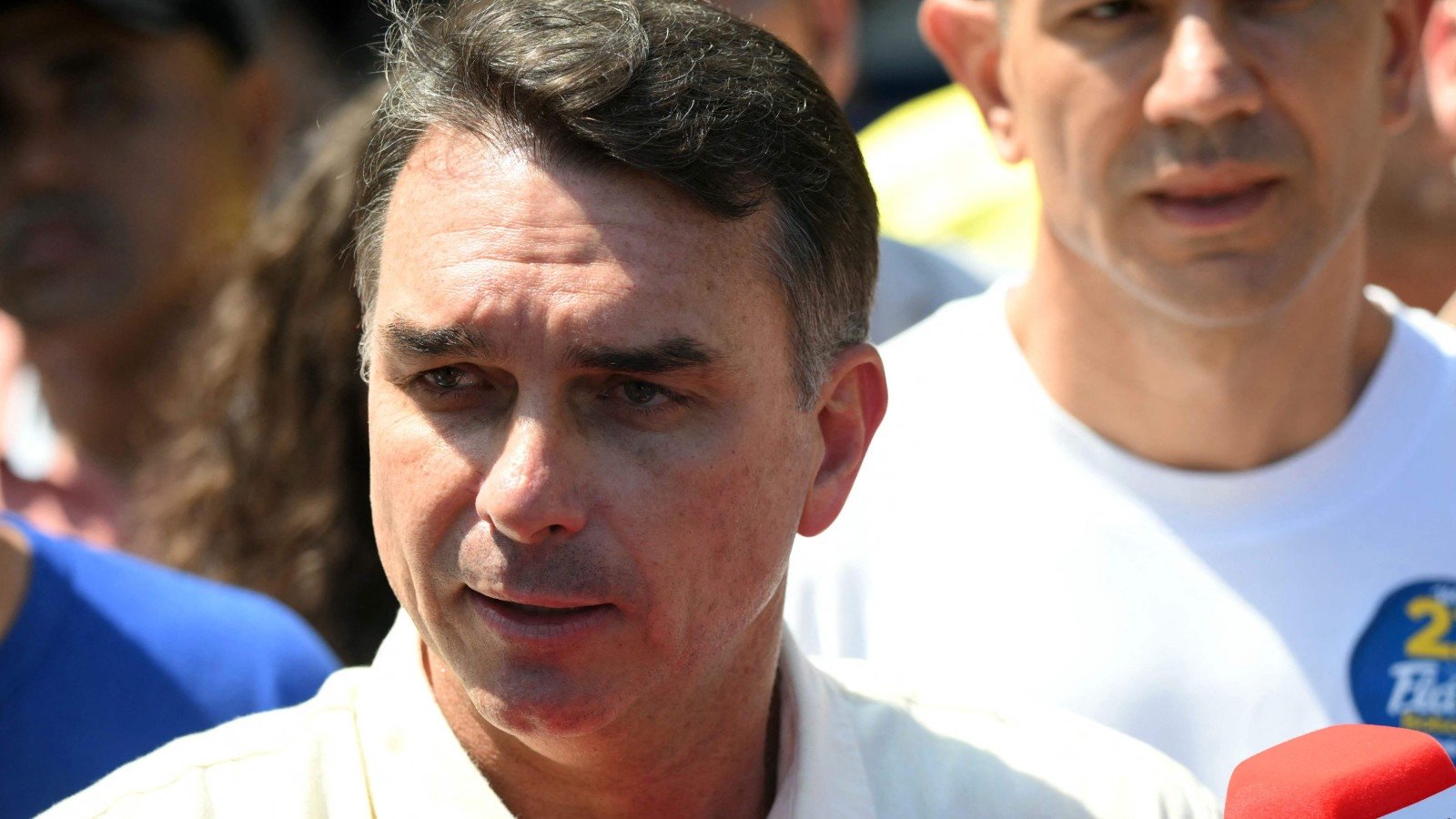 Fl&aacute;vio Bolsonaro &eacute; o centro de investiga&ccedil;&atilde;o da PF por ser 'usu&aacute;rio master' de conta banc&aacute;ria de empresa ligada a banqueiro -  (crédito: MAURO PIMENTEL / AFP)