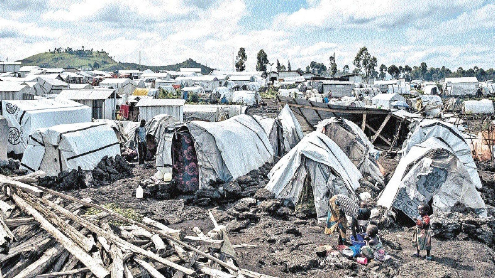 No leste do Congo, fam&iacute;lias caminham pelas ruas de Mugunga carregando os poucos pertences que conseguiram salvar dos confrontos. Perto dali, no campo de Bulengo, crian&ccedil;as lavam pratos entre abrigos improvisados, tentando preservar pequenos gestos de uma rotina interrompida. A viol&ecirc;ncia dos grupos armados transforma estradas em rotas de fuga e campos de deslocados em moradias sem prazo para terminar. Entre o medo de novos ataques e a necessidade de sobreviver, milhares de crian&ccedil;as crescem longe de casa, enquanto a possibilidade de voltar permanece incerta.