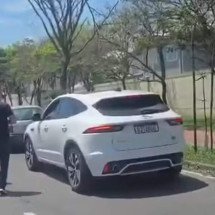Condenado por estelionato e falsa médica são flagrados com carros de luxo - Tupi